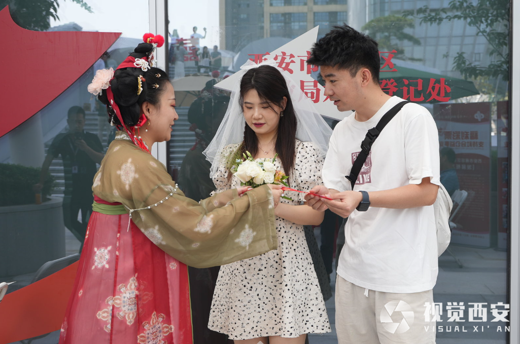 西北首個花園式愛情頒證基地亮相雁塔 七夕當日超1000位新人領證