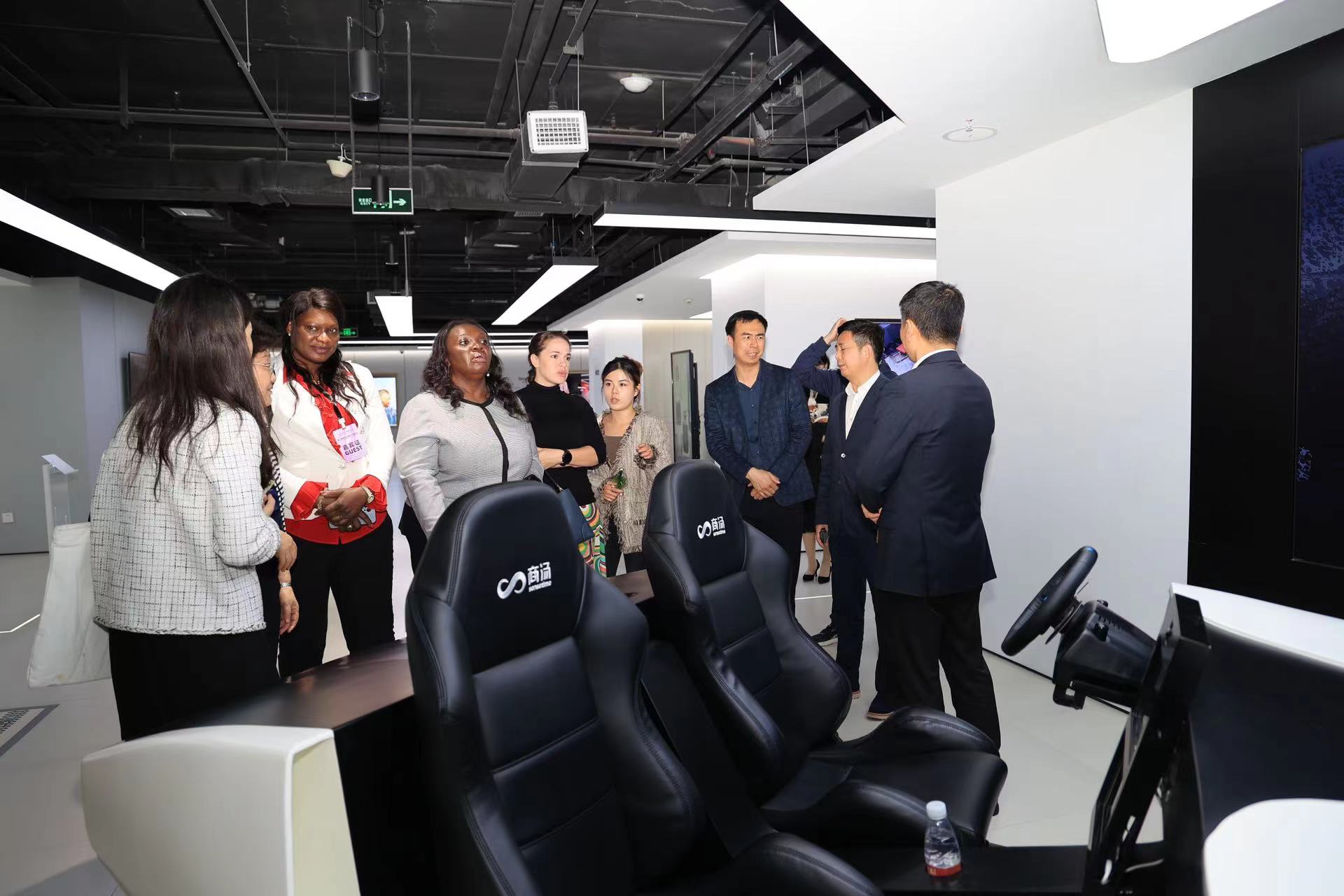 共話科技前沿 共謀教育發展 駐華大使夫人走進灃西新城_fororder_4