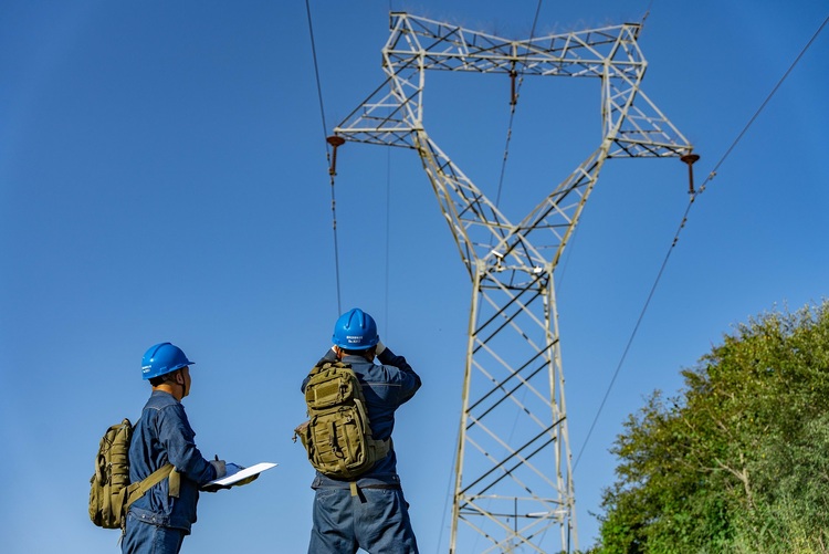 國網陜西電力:全力保電迎“雙節” 守護萬家燈火明_fororder_國網陜西電力員工巡視線路