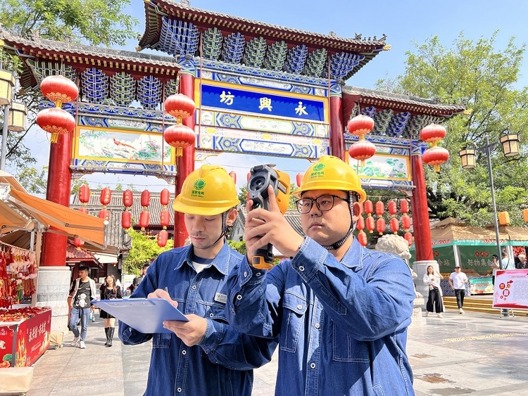 國網陜西電力:全力保電迎“雙節” 守護萬家燈火明_fororder_國網陜西電力員工對景區用電進行巡視檢查