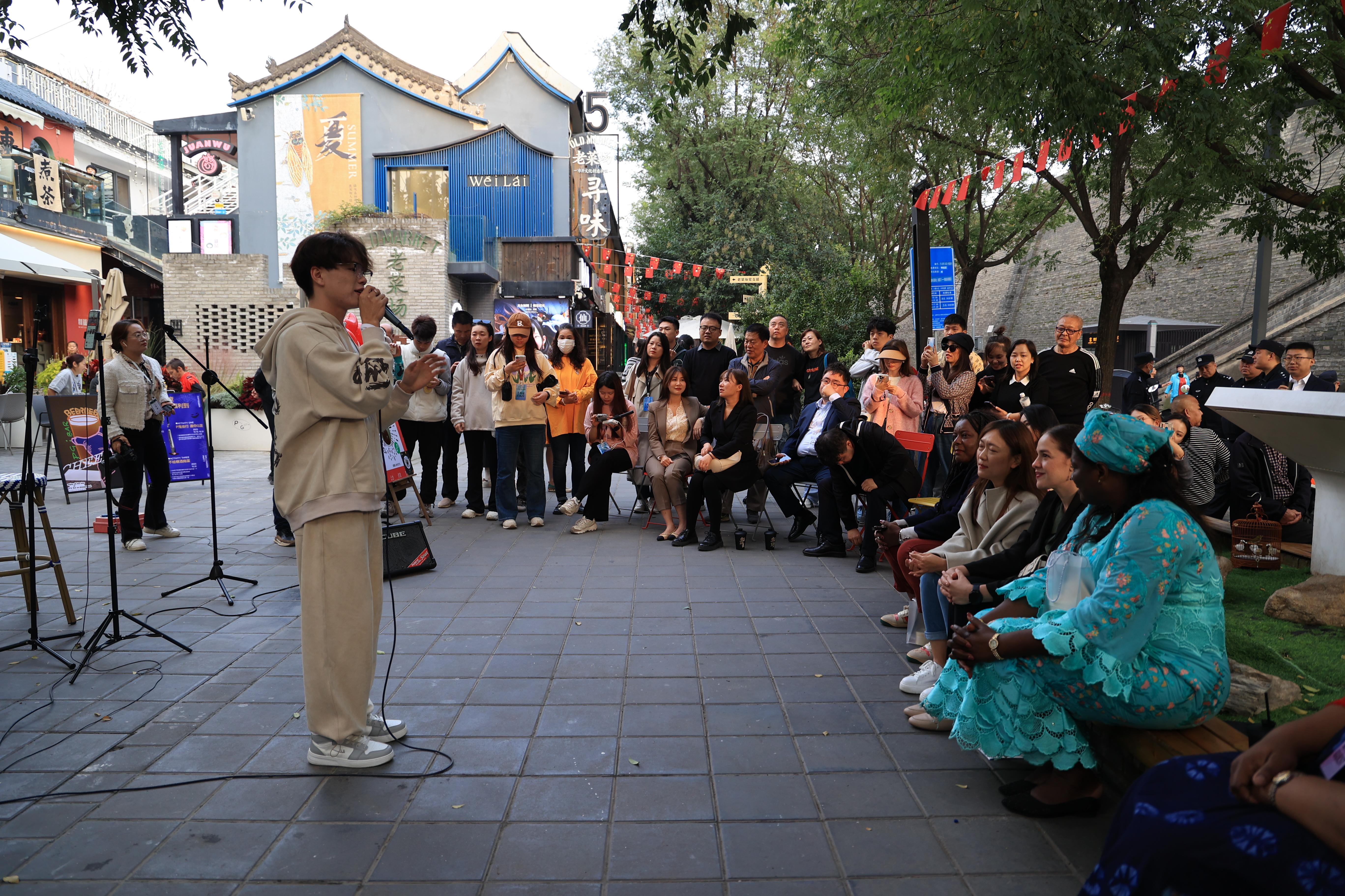 駐華大使夫人在碑林：創意與愜意裏的中國“城”意_fororder_wps_doc_4