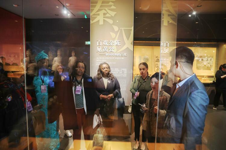【絲路有約 幸福新城】駐華大使夫人探訪百年易俗社 品鑒“吼”出來的三秦文化_fororder_wps_doc_1