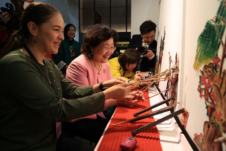 【絲路有約 幸福新城】駐華大使夫人探訪百年易俗社 品鑒“吼”出來的三秦文化_fororder_wps_doc_3