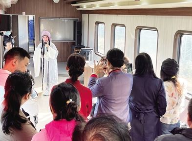 非遺秦腔文化定制旅遊專列開行 火車車廂裏響起秦腔聲_fororder_微信圖片_20231031085725