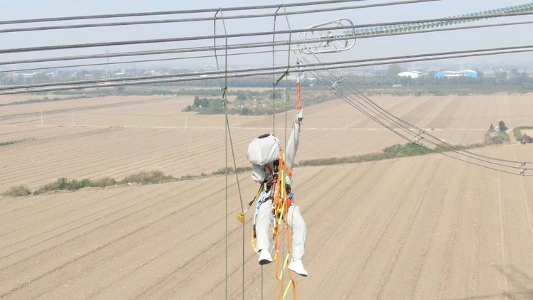 國網陜西電力：數智賦能電網秋檢提質增效_fororder_國網陜西電力員工在帶電作業中使用電動升降裝置進入等電位