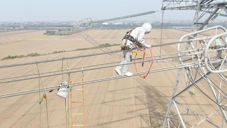 國網陜西電力：數智賦能電網秋檢提質增效_fororder_國網陜西電力員工進行帶電作業