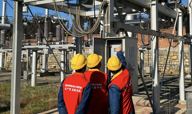國網陜西電力圓滿完成“元旦”保供電任務_fororder_國網陜西電力員工對電網設備進行巡視檢查