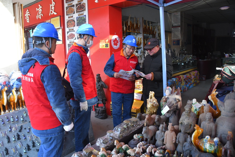 國網陜西電力圓滿完成“元旦”保供電任務_fororder_國網陜西電力員工在兵馬俑景區進行安全用電宣傳.JPG
