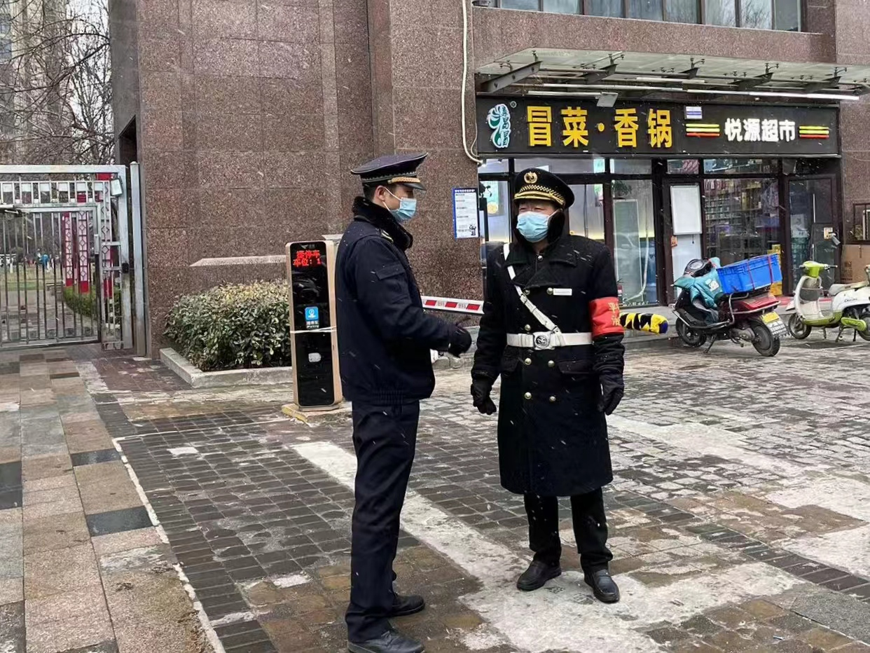 西安迎2024年首場降雪 高新城管啟動掃雪除冰預案_fororder_圖片2