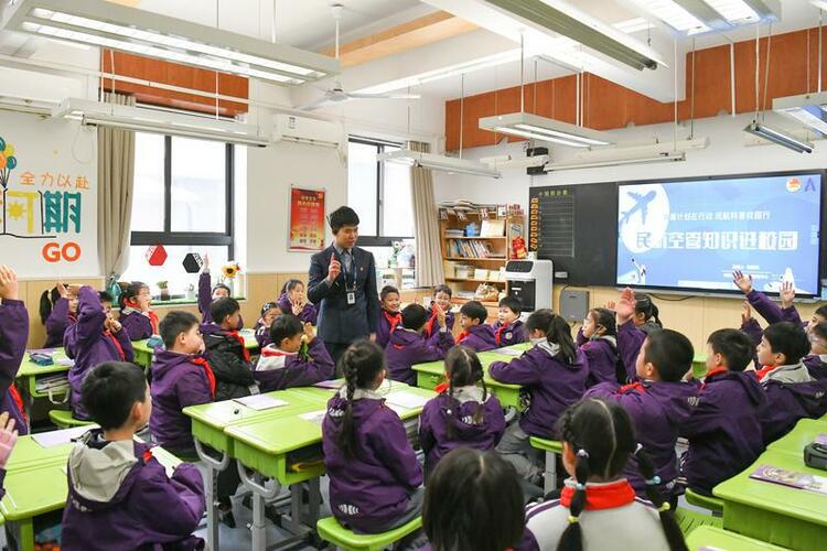 別樣開學第一課 欣欣向“龍”啟新程