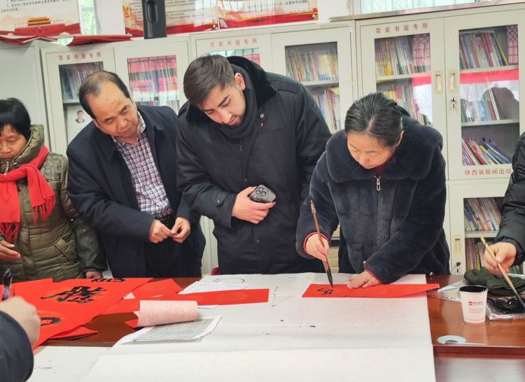 西安地鐵哥倫比亞籍學員“入鄉隨俗”體驗地道中國年