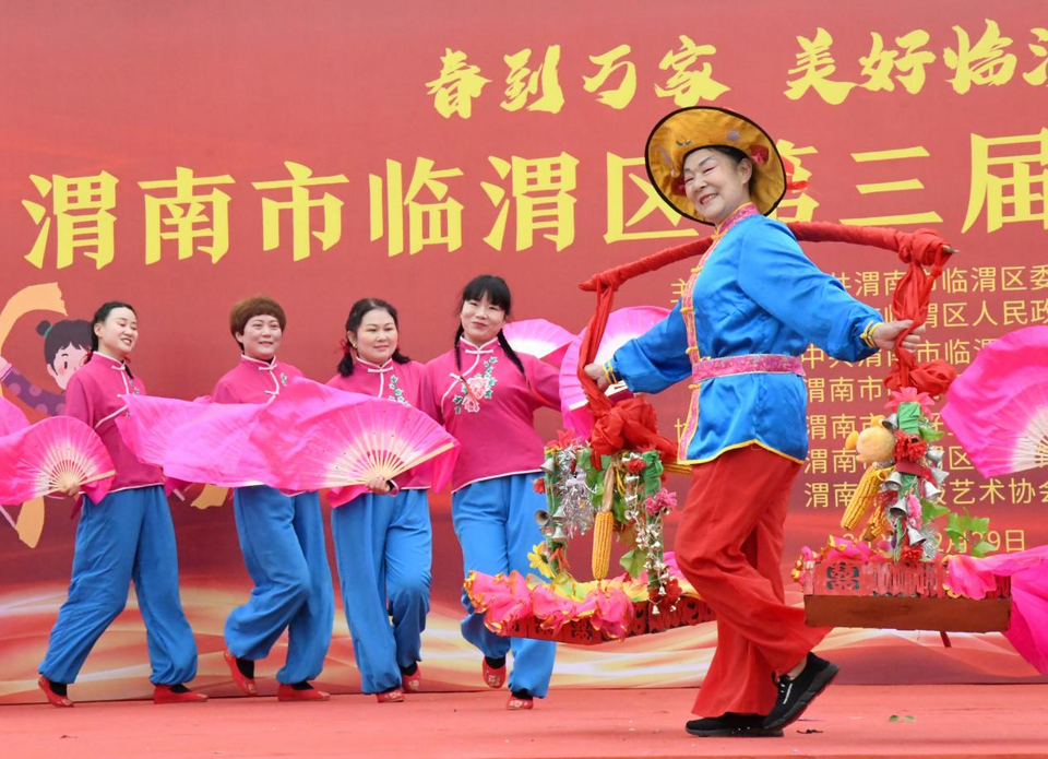 【鏡觀陜西】旋轉、跳躍、“扭”不停歇  渭南臨渭區千人秧歌“嗨”翻天_fororder_圖片1