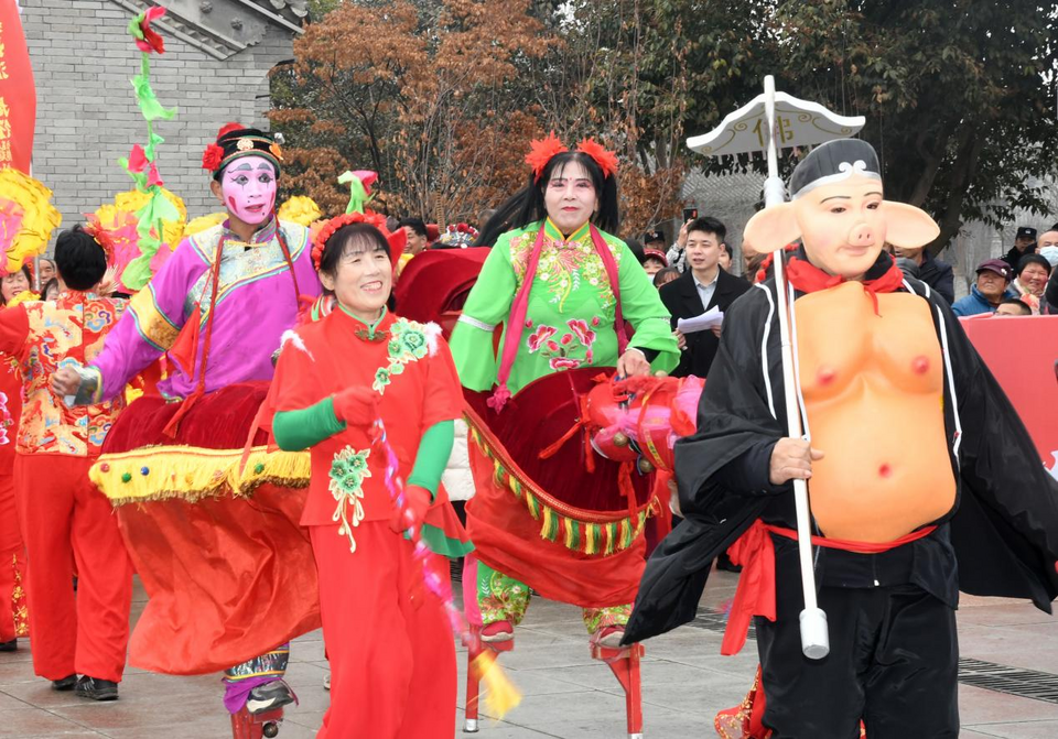 【鏡觀陜西】旋轉、跳躍、“扭”不停歇  渭南臨渭區千人秧歌“嗨”翻天_fororder_圖片2