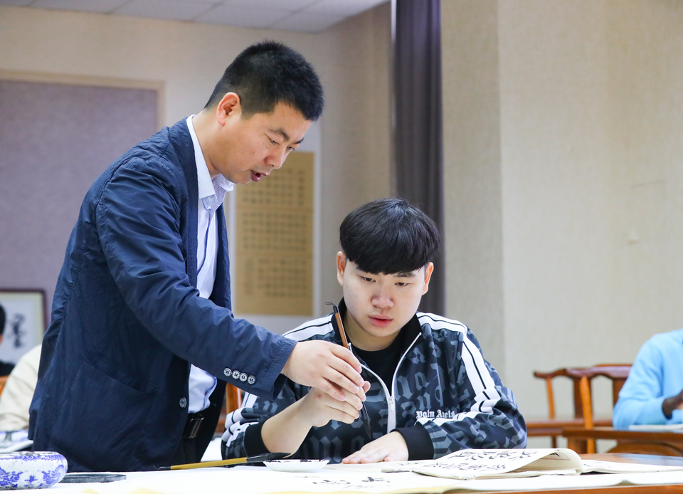 老外在渭南｜墨舞中西 國際學生在一撇一捺中感受中國文字魅力_fororder_圖片4