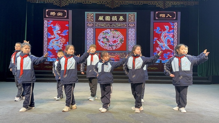 從校園到街區 古城處處有“戲臺”
