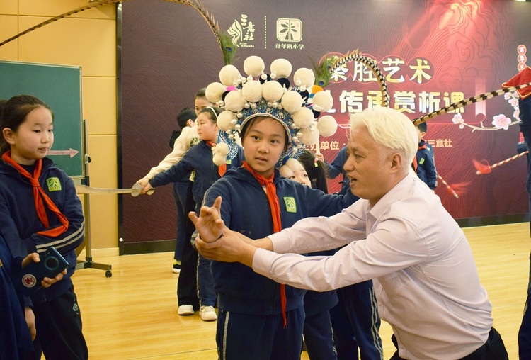 從校園到街區 古城處處有“戲臺”