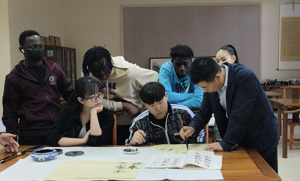 老外在渭南｜墨舞中西 國際學生在一撇一捺中感受中國文字魅力