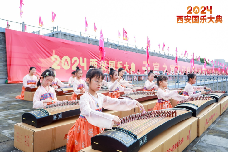 西安國樂大典：千人古箏共奏盛世華章 國樂之聲禮讚盛世中華_fororder_2
