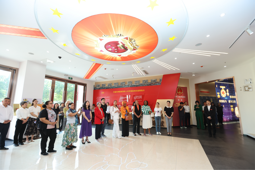 駐華大使夫人參訪西安市勞模精神展示館 共話勞動價值與時代擔當_fororder_圖片70