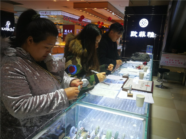 西安工商經開分局組織開展流通領域珠寶玉器商品品質抽檢工作