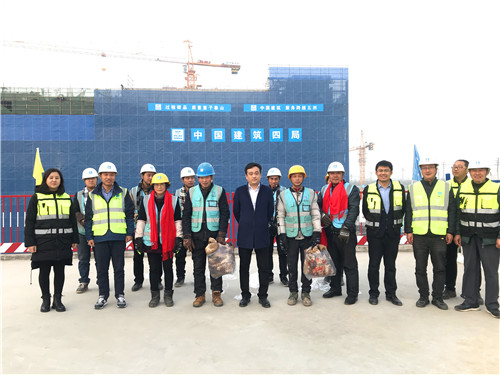 中建四局三公司員工與農民工溫情過冬至