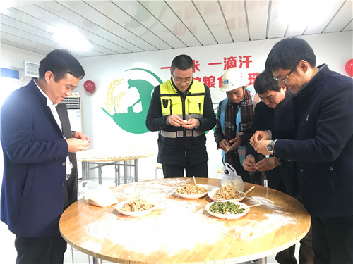 中建四局三公司員工與農民工溫情過冬至