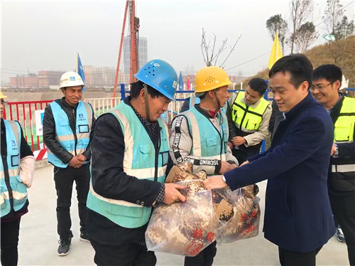 中建四局三公司員工與農民工溫情過冬至