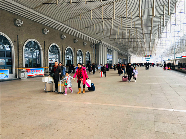 （已確認  就是鐵路書法家王建倉）延安火車站開展“謳歌新時代，幸福回家路”春運首日活動