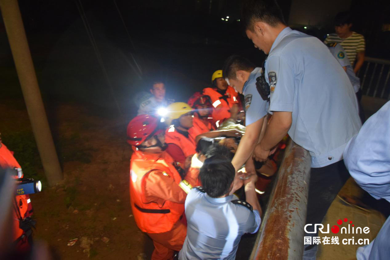 西鹹新區灃西新城消防中隊深夜出警救出落水者