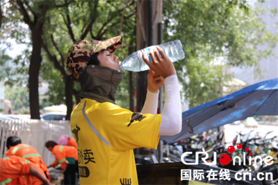 西安“火力全開”  40°高溫下街頭眾生相