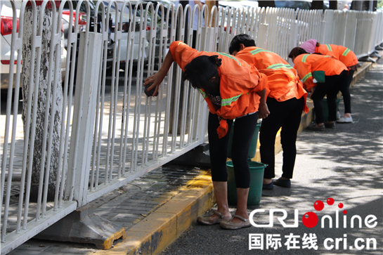西安“火力全開”  40°高溫下街頭眾生相