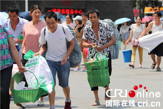 西安“火力全開”  40°高溫下街頭眾生相