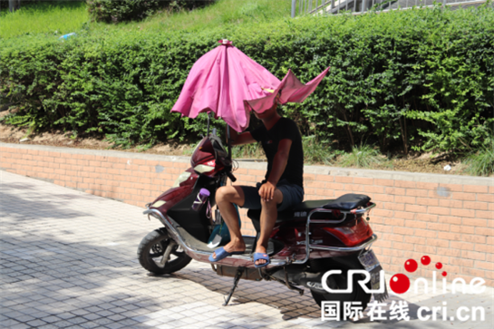 西安“火力全開”  40°高溫下街頭眾生相