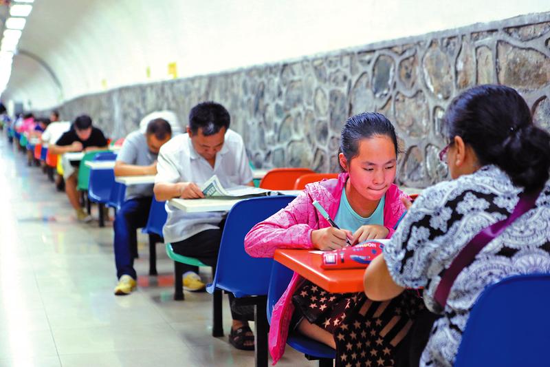 人防納涼中心市民享受清涼
