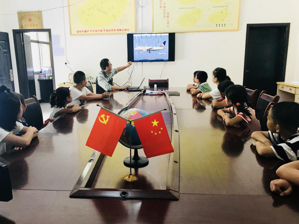 航空科普課走進貧困村 西安航空基地“扶志+扶智”工作紮實推進
