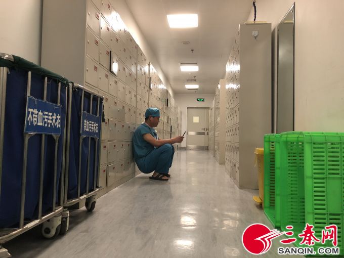 連續做完10台手術 醫生爸爸“隔空”看生病女兒