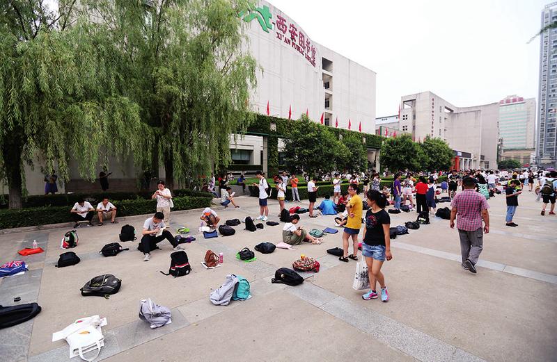 有人書包排隊有人“寄存”孩子暑期圖書館人氣火爆