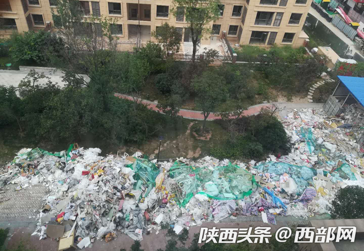 業主投訴小區“垃圾圍樓” 民生熱線反映後被連夜清運