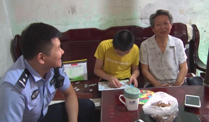 【三秦大地 安康】社區民警工作札記：邁開腳走進群眾心 “門難進”變“笑臉迎”