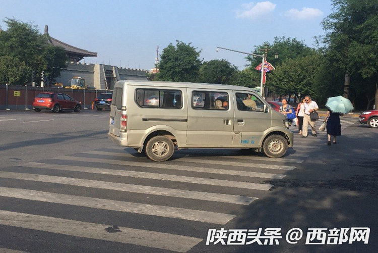 西安過街難調查：綠燈只有19秒 行人跑著過馬路