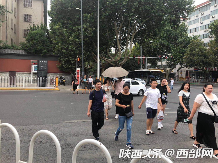 西安過街難調查：綠燈只有19秒 行人跑著過馬路