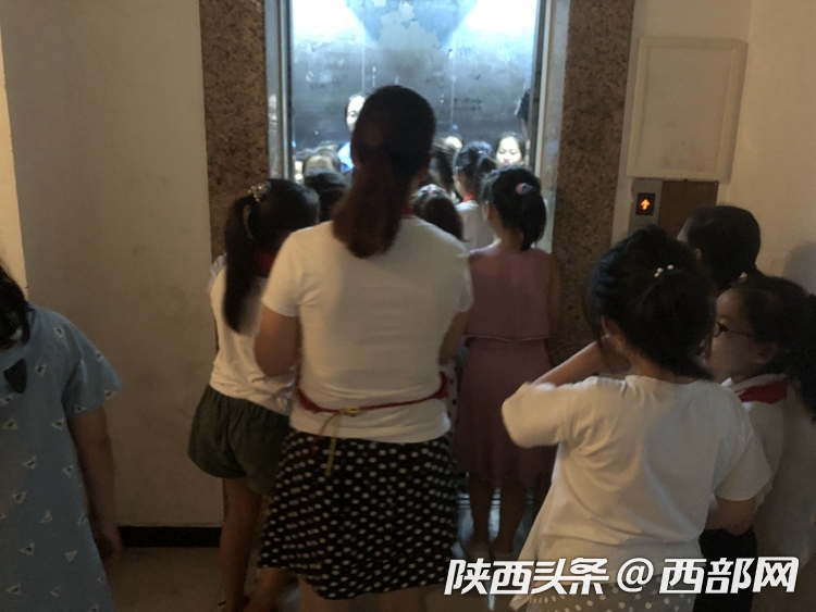 西安託管班調查：一個小區30多家託管班 電梯一次塞進20個娃
