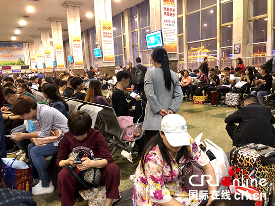 【CHINA NEWS帶圖列表+三秦大地 西安+移動列表】中秋節前夕 西安火車站內“歸鄉情濃”