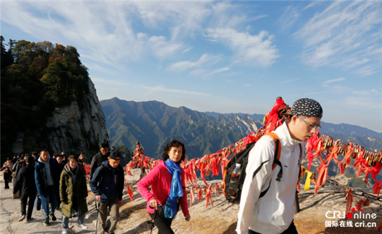 （待審）【CHINANEWS 帶圖列表+三秦大地 渭南 +移動列表+焦點圖 顯示圖在稿件最下方】國慶登西嶽華山 賞大好河山