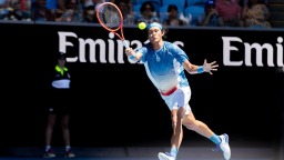 澳網綜合：白卓璇苦戰晉級 阿爾卡拉斯、薩巴倫卡過關