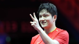 蟬聯乒乓球男單冠軍 樊振東每次都是戰勝自己_fororder_xIyQcpEdvPGCtHrb