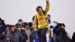 世界盃北京站頂住壓力絕地反擊 蘇翊鳴“背靠背”奪冠