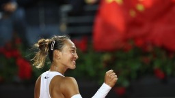 鄭欽文首勝薩巴倫卡 晉級WTA1000羅馬站半決賽