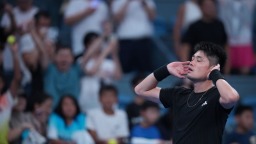 杭州網球公開賽：吳易昺逆轉梅德韋傑夫挺進四強