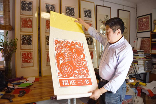 原創【CRI看山西-列表】【文化三晉-圖文】【三晉大地-太原】【首頁標題】非遺傳承人張善東的剪紙情緣 【內容頁標題】剪不斷的鄉土情 道不完的百家事——非遺傳承人張善東的剪紙情緣